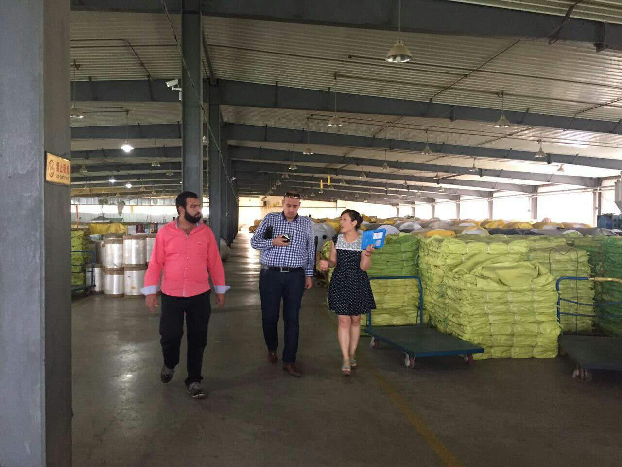 埃及一家化肥企業總經理和生產負責人來我公司洽談采購自粘方包裝袋和三復合編織袋業務1
